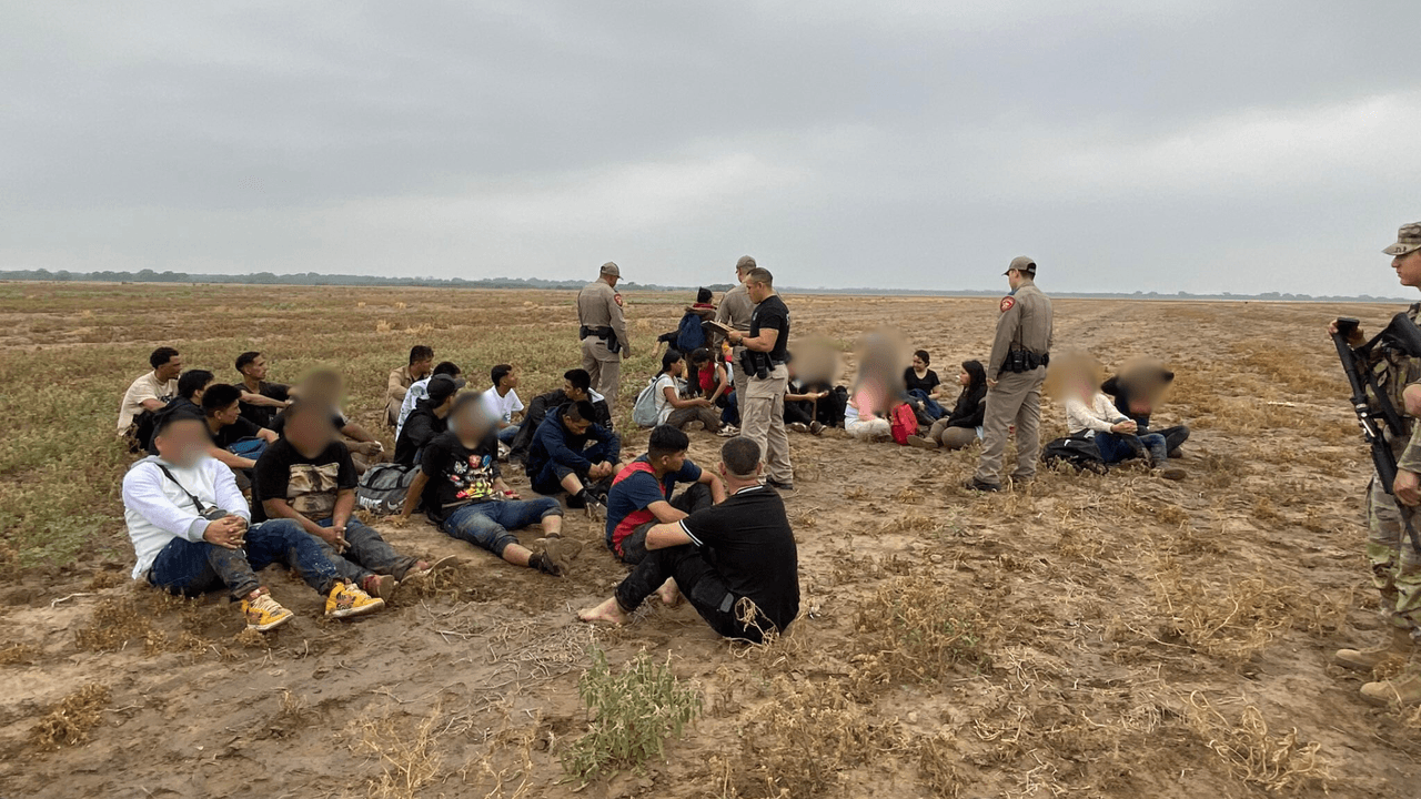 En tres días, detienen casi 100 personas inmigrantes en un condado fronterizo en Texas