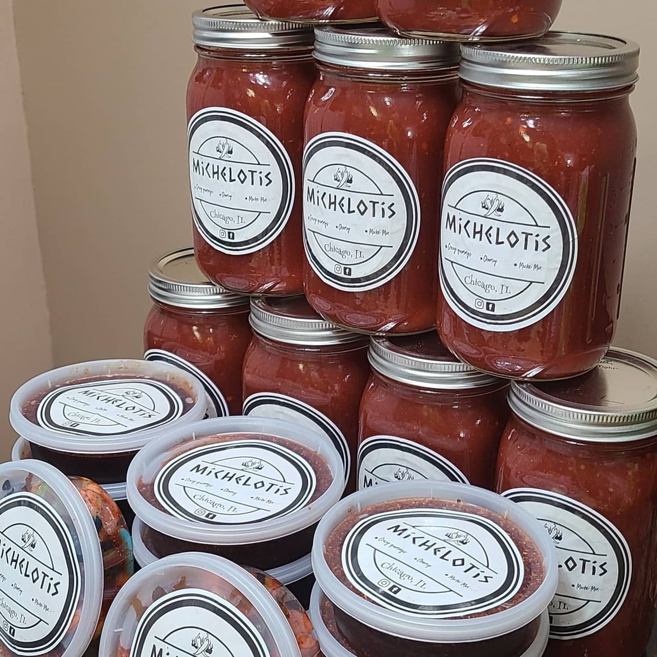 "Ofrecemos miche mix en tres sabores: el original, pepino y mango habanero, chamoy de sandia y mango. También tenemos las gomitas locas."