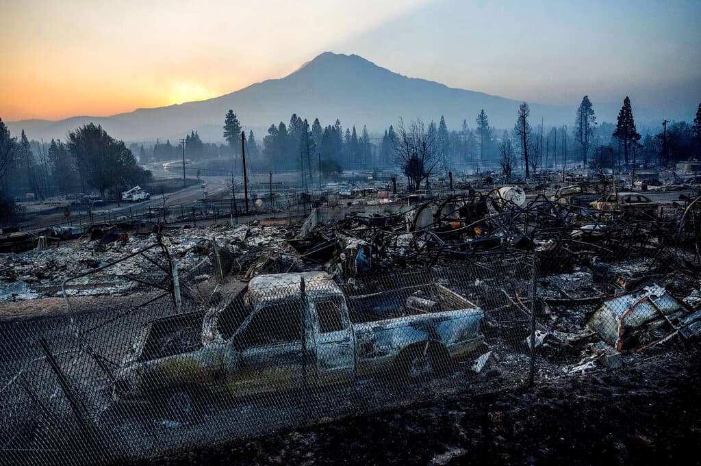 El incendio Mill, en el poblado de Weed, ha devastado unos 3,921 acres de vegetación y sólo se ha logrado un 20% de contención.