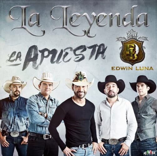 Israel es bajista y segunda voz de "La Leyenda", agrupación que toca música norteña.