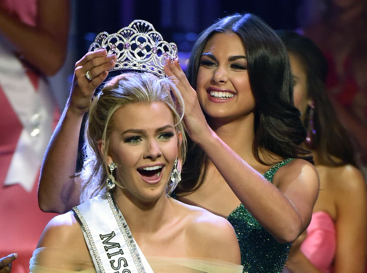 Aquí el momento de la coronación.