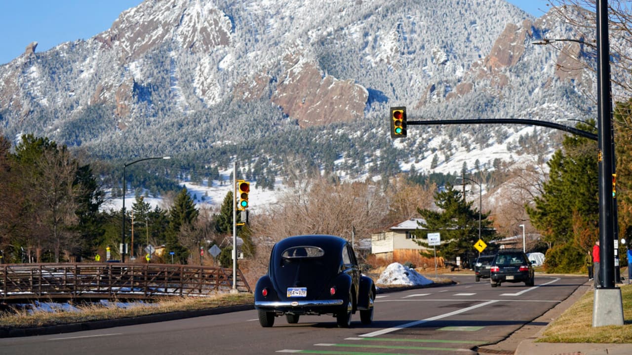 <b>Boulder, Colorado.</b> Para los residentes que buscan bienestar, esta ciudad tiene oportunidades desde baños en el bosque y sesiones de meditación gratuitas, hasta una gran cantidad de dispensarios, spas y 
<b>estudios de atención médica alternativa</b>.