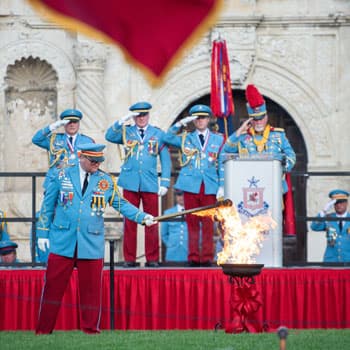 <h2 class="cms-H2-H2">The Investiture of King Antonio</h2>
<br>
<ul>
<li class="li1">Cuándo: 26 de abril</li>
</ul>
<ul>
<li class="li1">Hora: 18:15 horas - 19:30 horas</li>
</ul>
<ul>
<li class="li1">Dónde: Alamo Plaza</li>
</ul>
<ul>
<li class="li1">Costo: Gratis</li>
</ul>