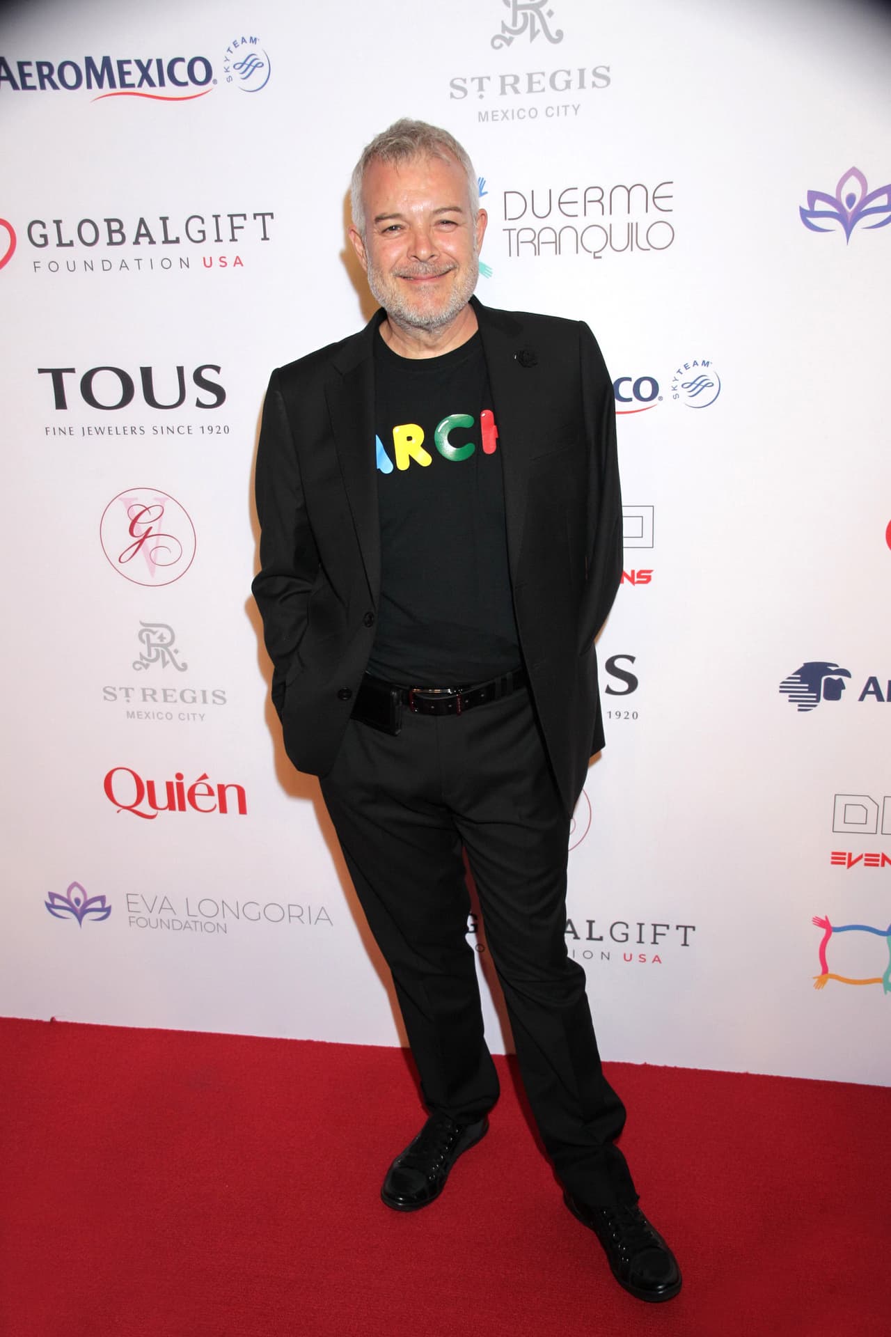 En marzo de 1998, ya retirado de la música, sufrió un accidente en España cuando una furgoneta lo obligó a dar un volantazo a su auto y se estrelló. Por fortuna no perdió la vida, pero sí 
<b>su brazo izquierdo</b> y desde entonces apoya a organizaciones que ayudan a las personas con discapacidad. 
<br>