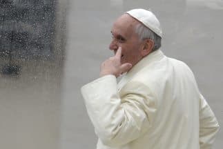El Papa Francisco, durante un recorrido por la Plaza de San Pedro en enero de 2014.