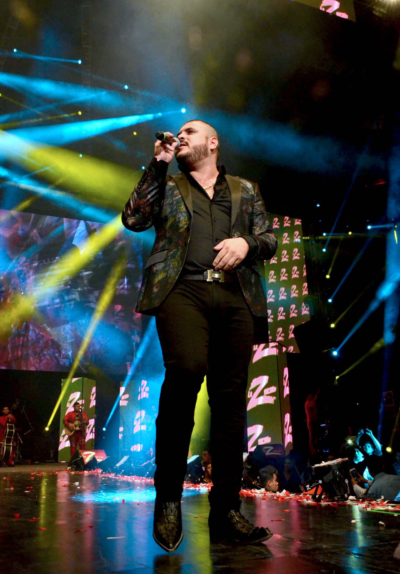 Así lucía Alfredo Ríos 'El Komander' en el 2015, cantando sobre los diferentes escenarios en los que se presentaba alrededor de México.