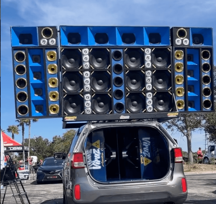 Las bocinas de Team Viruz miden unas 12 pulgadas. “La idea es que nuestra música sea tan potente que se pueda escuchar en un estadio”, dicen. Y todo ese equipo ellos le llaman ‘proyecto’. 
<br>