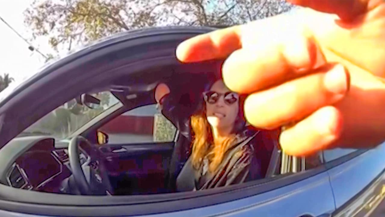 Publican video de parada de tráfico a conductora que no tiene su mano derecha y se vuelve viral