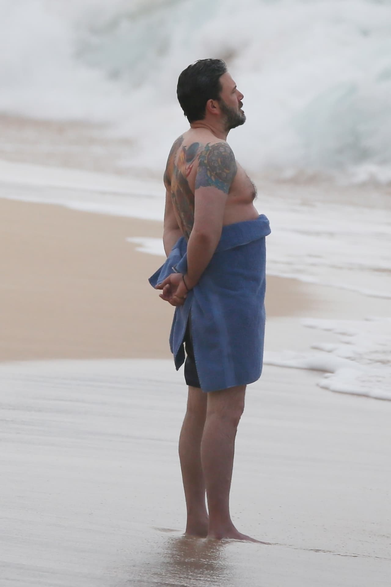 En 2018 el actor fue captado en una playa cubierto en una toalla mientras grababa la película ‘Triple Frontier’, pero su estomago se asomaba, por lo cual los fans lo criticaron e incluso un artículo del New Yorker lo comparó con Homero Simpson.
<br>
