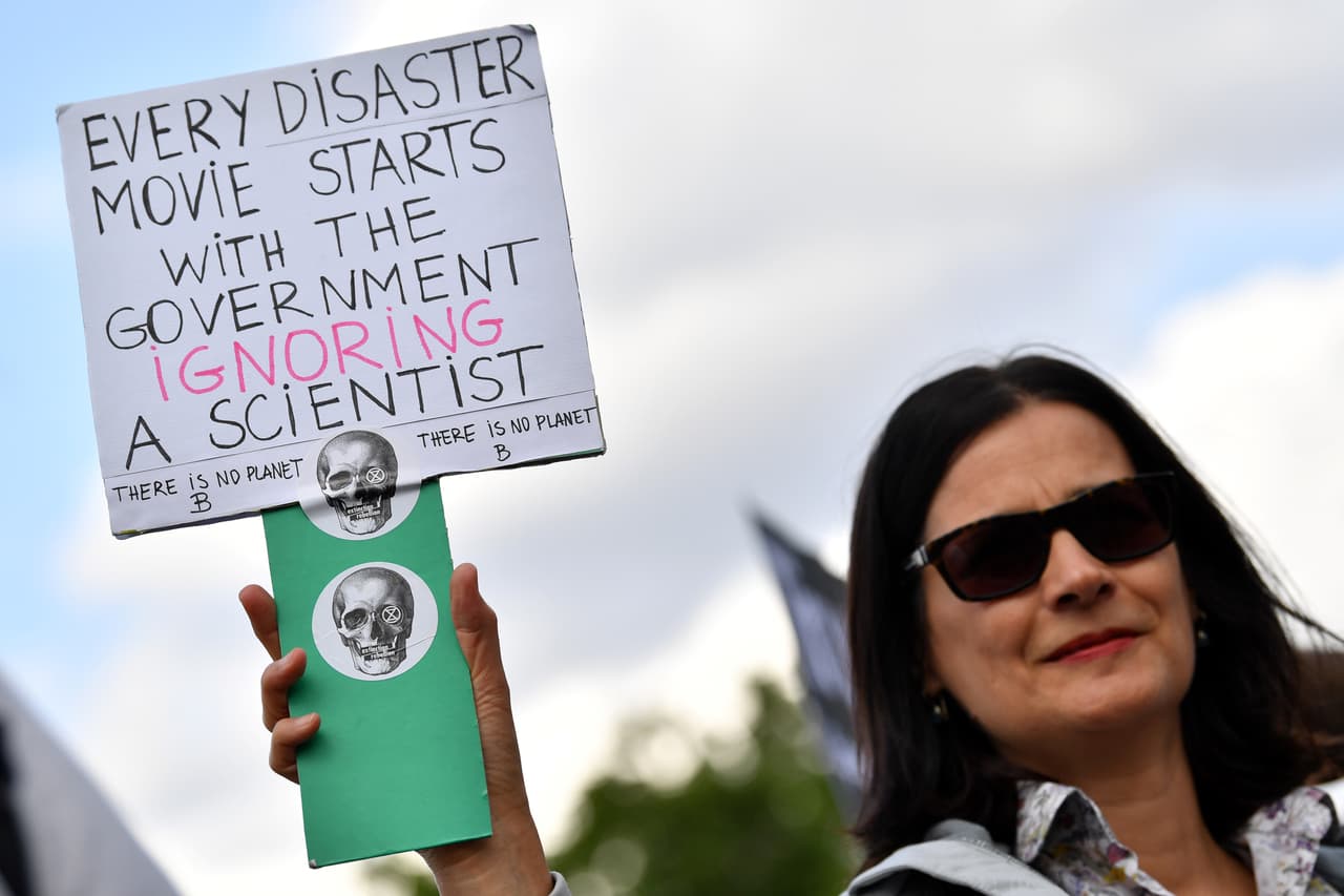 Algunos de los mensajes hicieron referencia al cambio climático. “Cada película de desastres comienza con el gobierno ignorando a un científico”, se lee en el cartel que llevó una manifestante.