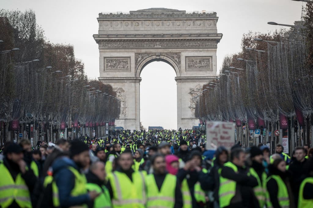 En París, un mar de 'chalecos amarillos' salió a las calles y se dirigió a las inmediaciones del Arco del Triunfo para exigir al gobierno francés la reducción de impuestos.