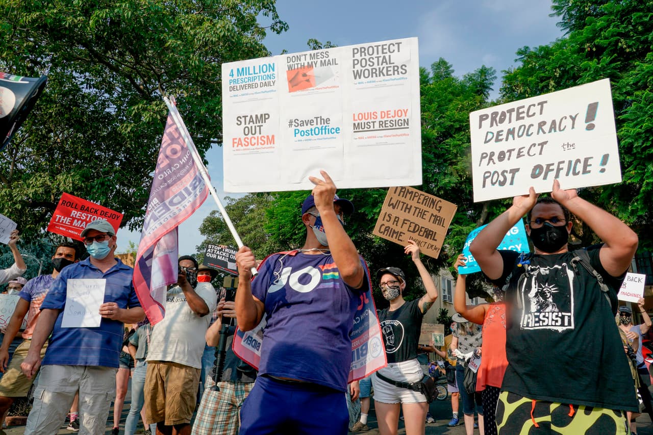 A pesar del apoyo en la Cámara de Representantes, muchos votantes temen que no sea suficiente, ya que es poco probable que los republicanos acepten el proyecto de ley en el Senado. En la manifestación, algunos participantes llevaron propaganda en favor de Joe Biden.
<br>