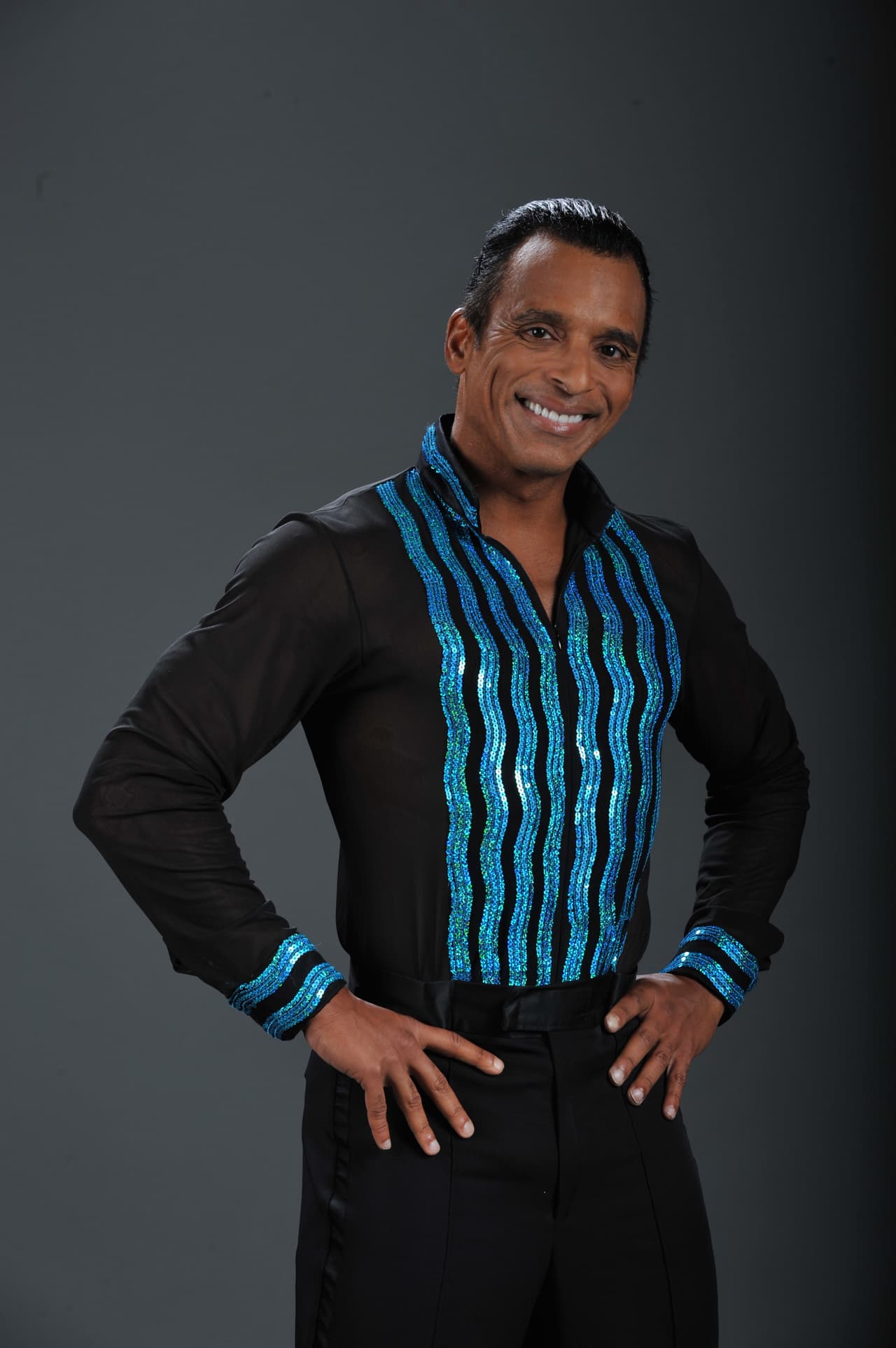 Jon Secada es un cantautor cubano que se hizo famoso en los años noventa con su canción "Otro día más sin verte".