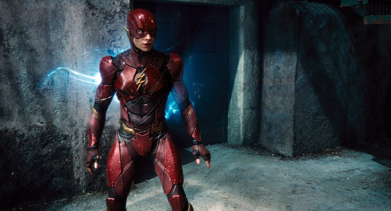 Ezra Miller como Flash