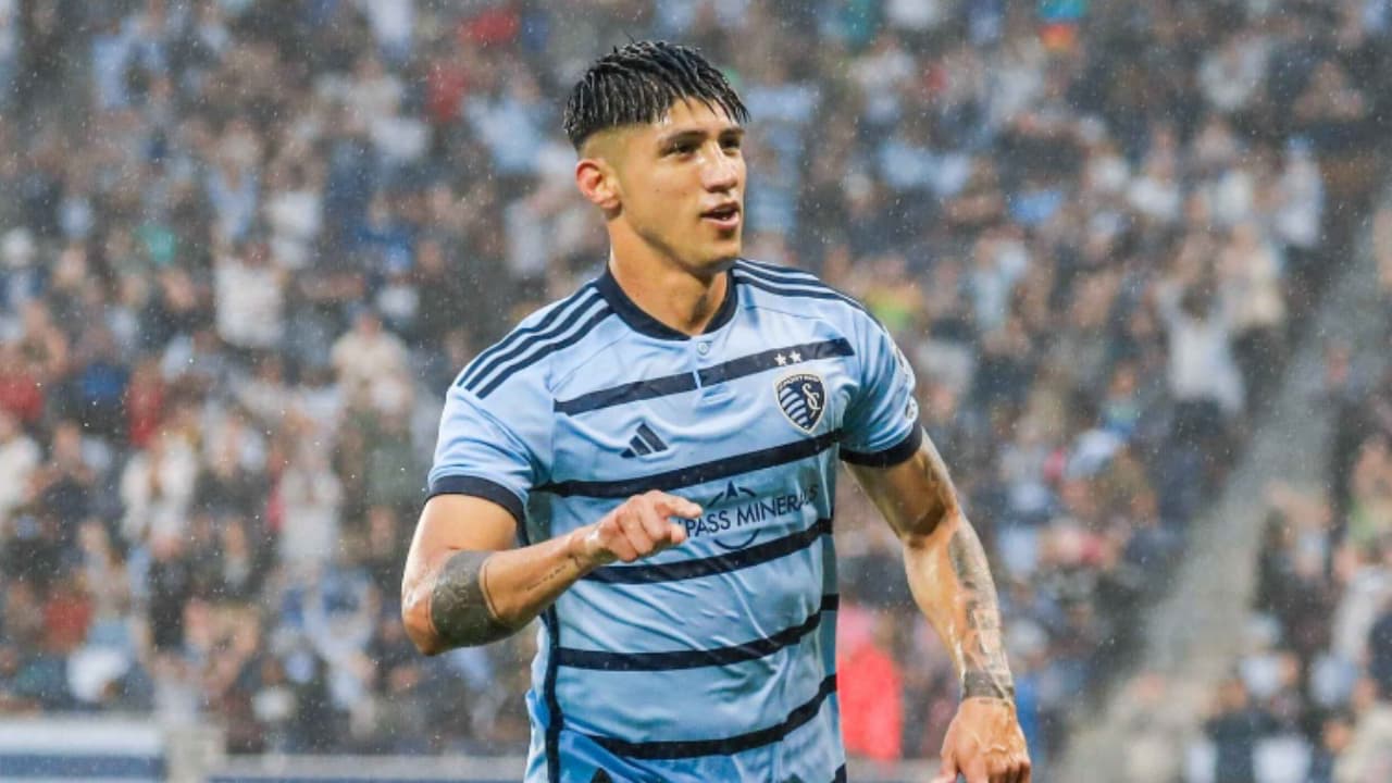 Dos clubes, un camino: El futuro de Alan Pulido entre Sporting KC y Chivas