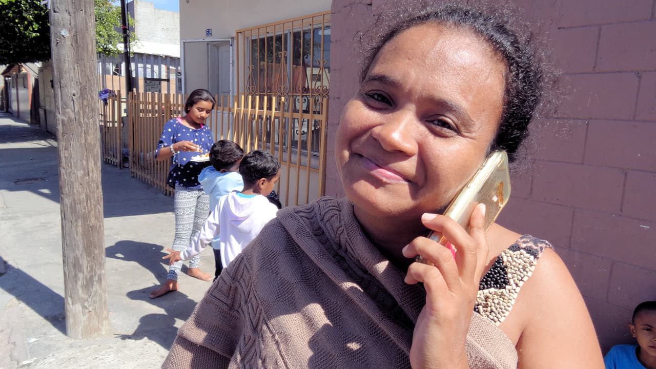 <b>Laura</b> es madre soltera con cuatro hijos menores. Salió de La Ceiba, en la costa atlántica de Honduras, después de que un grupo del crimen organizado mató a su hermano y comenzó a amedrentarla, con amenazas. "Lo más difícil fue cuando hace unas semanas le metieron fuego a mi casa". Ese incendio, según cuenta, le causó quemaduras a una de sus hijas. La certeza de que los pandilleros continuarían con los hostigamientos hizo que la familia prefiriera salir de Honduras y atravesar Guatemala para unirse a la caravana en la frontera con México. "Me vine con mis cuatro hijos para no arriesgarlos. En Honduras corren peligro".