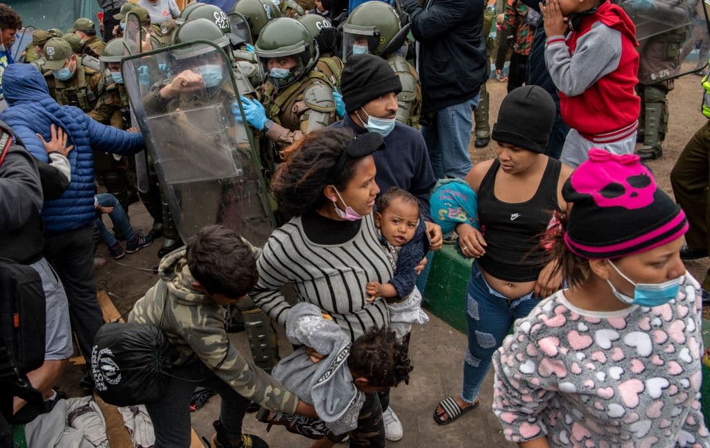 Entre los migrantes que acampaban en la plaza Brasil de Iquique había
<b>madres, bebés y niños.</b> "Me sentí muy asustada, con tanta xenofobia,
<b>los niños lloraban y me decían 'mamá vamos a escondernos, a escondernos'</b>. Nos gritaron algunos de los manifestantes mandándonos a nuestro país, pero la policía trancó las calles para protegernos", contó a
<i>AFP</i> Jenny, una mujer de 34 años, rodeada de sus cinco hijos, un nieto, un yerno y su consuegra. Están juntando dinero para ir a Santiago, casi 2.000 km al sur.
<br>
<br>
<br>