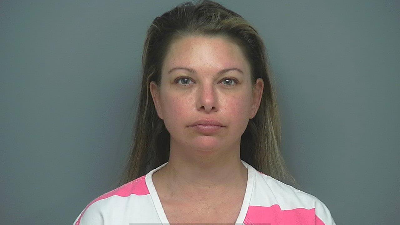 Kelly Denise Garrett, de 41 años, está siendo buscada por el cargo de hostigamiento al servidor público. Es descrita con ojos verdes, mide 5'03" y pesa 120 libras.