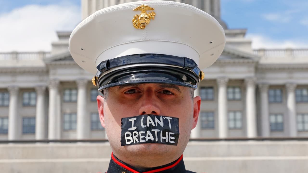 Veterano del cuerpo de Marines protesta abuso policial frente al capitolio estatal de Utah