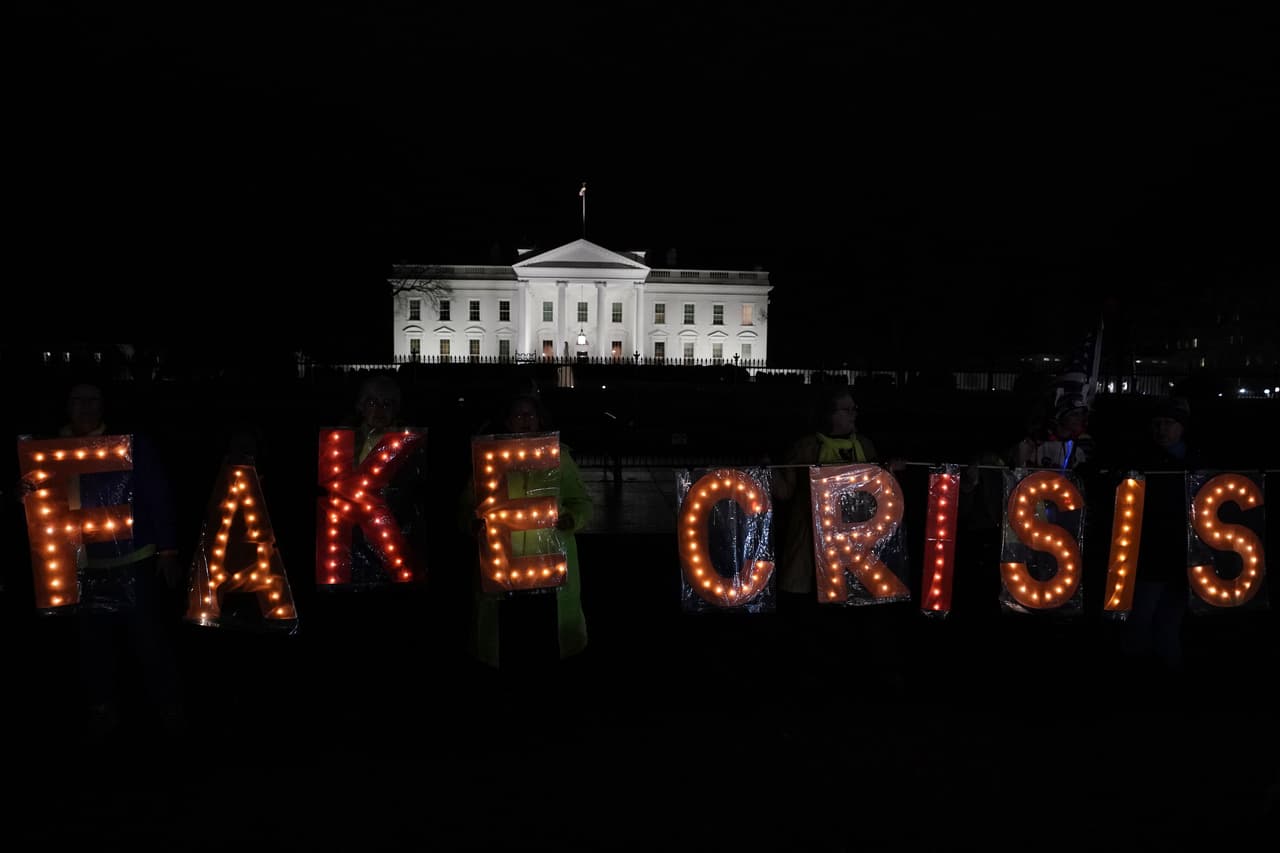 <b>Crisis Artificial.</b> Esa misma noche frente a la Casa Blanca en Washington DC, un grupo de activistas encendieron una señal de luces con la frase Fake Crisis (crisis falsa, en español) para protestar por el cierre parcial del gobierno.