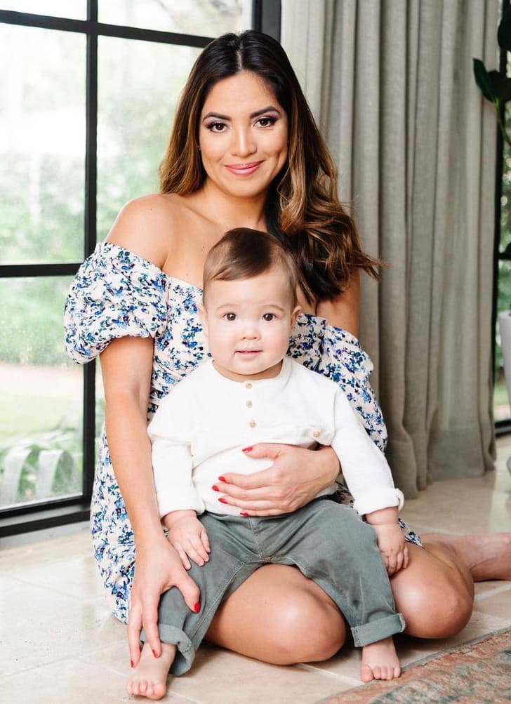 El día que cumplió 10 meses de edad, Ford posó junto a su madre y sentado en sus piernas, siempre con su sonrisa plena y
<b> con la misma mirada de comodidad que su madre le heredó si había que ver a una cámara de frente. </b>
<br>
<br>"Diez meses enamorada de ti, hijo. Felicidades", escribió Pamela.