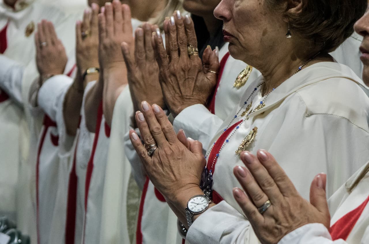 La ceremonia contó con la interpretación de una soprano que ofreció un canto dedicado a la Virgen de la Caridad, conocida como la “Virgen Mambisa” porque los independentistas la veneraron durante su alzamiento contra la corona española a fines del siglo XIX.