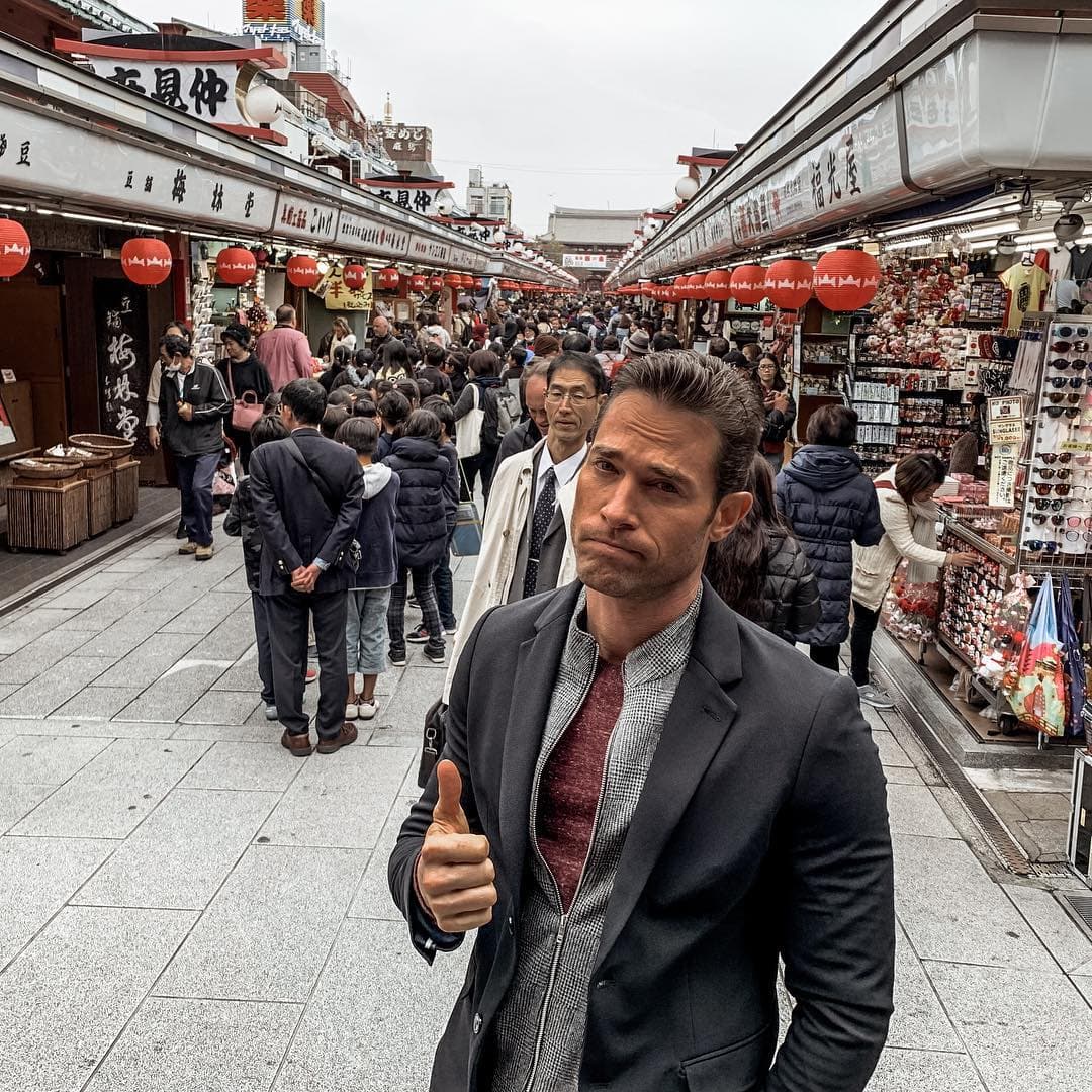 El argentino aprovechó las locaciones para tomarse varias fotos que compartió en su cuenta de Instagram, para que sus seguidores vieran un poco de lo que les esperaba en los primeros capítulos.