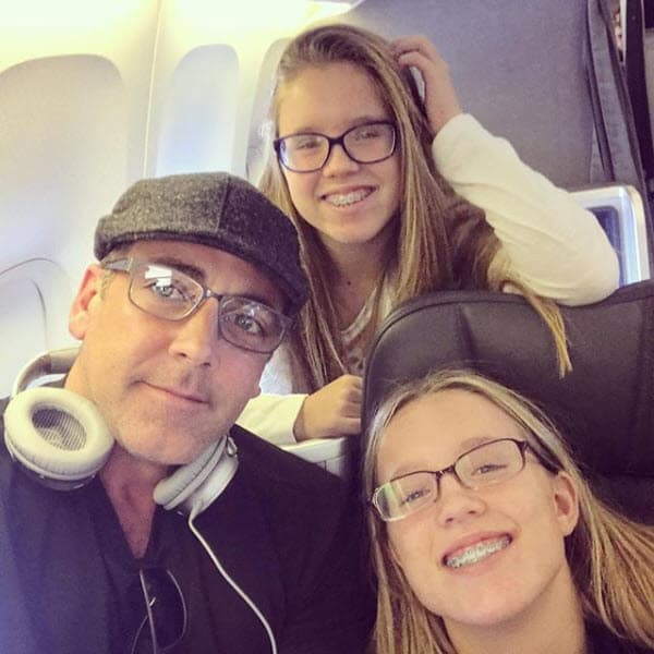 Las sonrisas de las gemelas reflejan la felicidad de estar juntos y vivir nuevas aventuras en sus viajes.