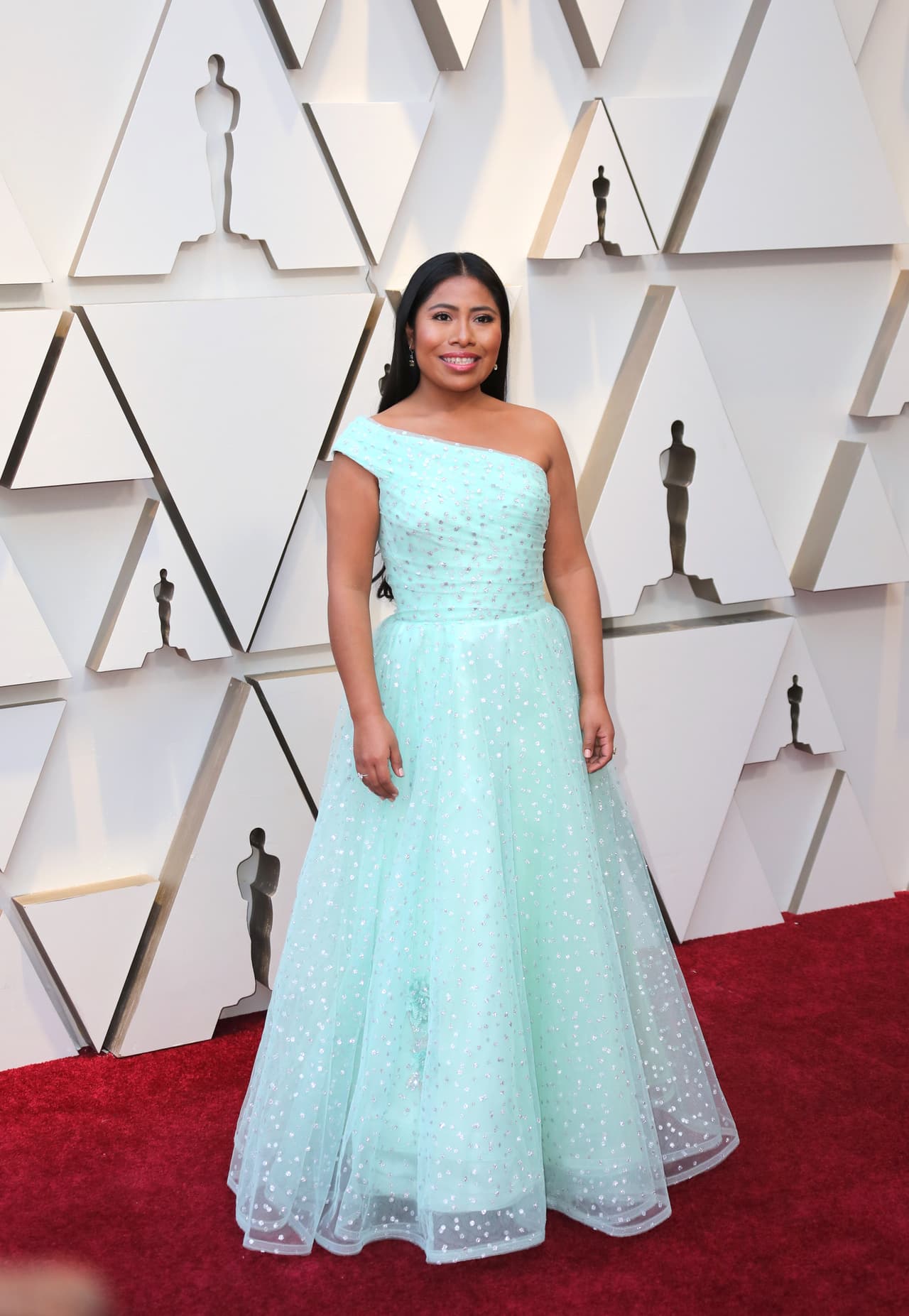 En la plática, publicada por el Instituto Nacional de los Pueblos Indígenas el 24 febrero pasado, Yalitza Aparicio explicó por qué vistió de diseñador.