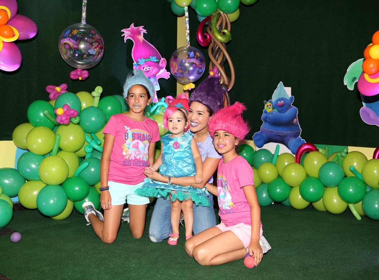 En brazos de su tía, Karla Martínez, posó también con sus adoradas primas Antonella y Michaella.