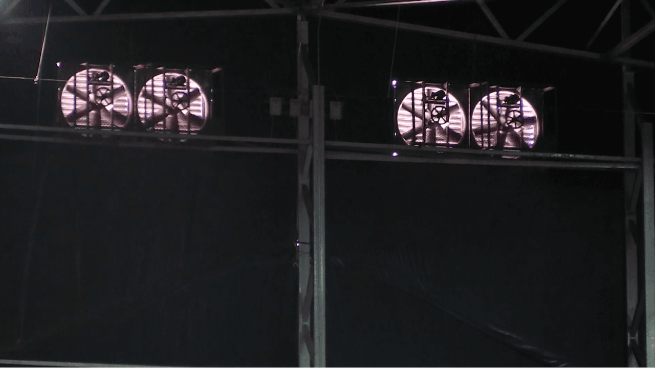 El mismo cuenta con aire acondicionado pues con el incremento en las temperaturas del valle, oficiales quieren proteger del calor a los empleados, voluntarios y a la población.
<br>