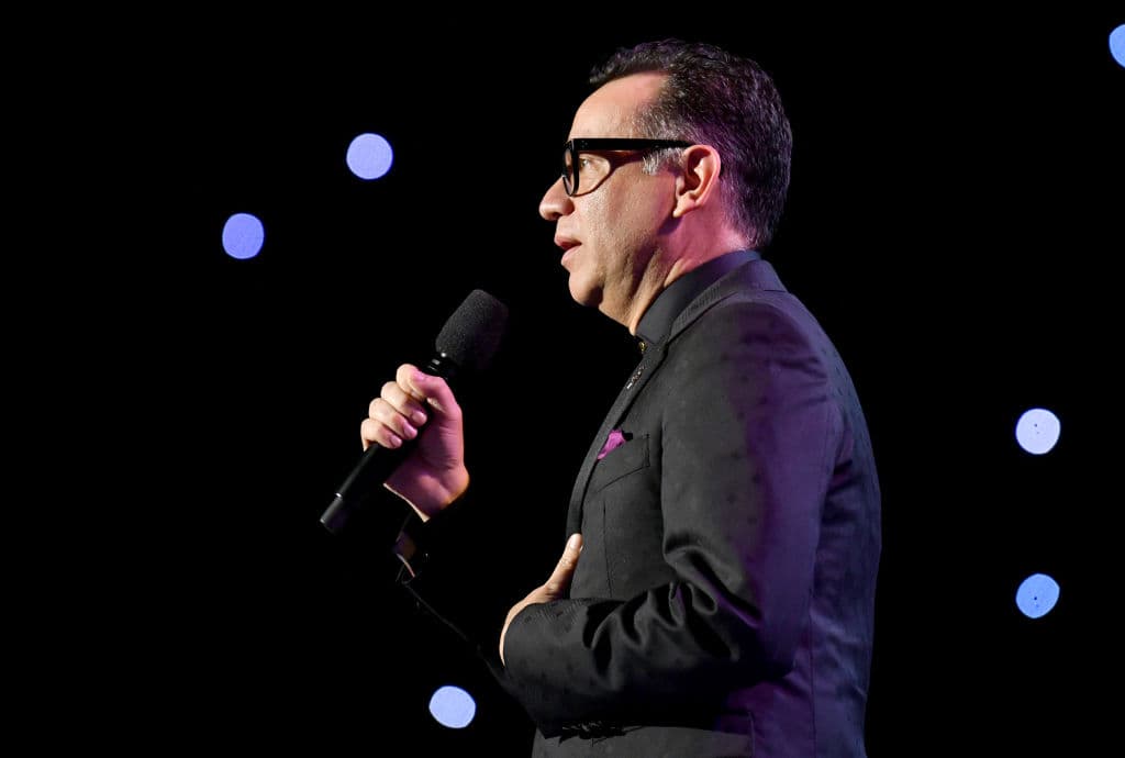 Fred Armisen en los premios GRAMMY de 2020.