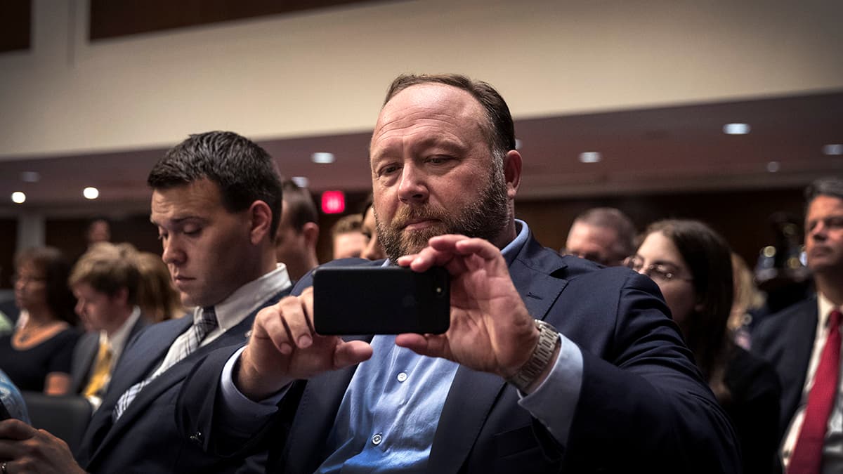 Alex Jones les envió pornografía infantil, dicen los abogados de las víctimas de la masacre de Sandy Hook