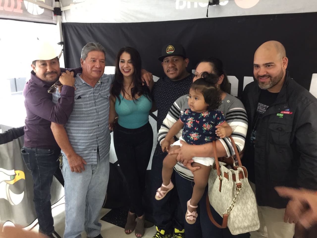Raul 'El Pelón', Carla Medrano y El Feo vistieron de color verde las calles de Los Ángeles previo al partido de la selección de mexicana en esta ciudad.