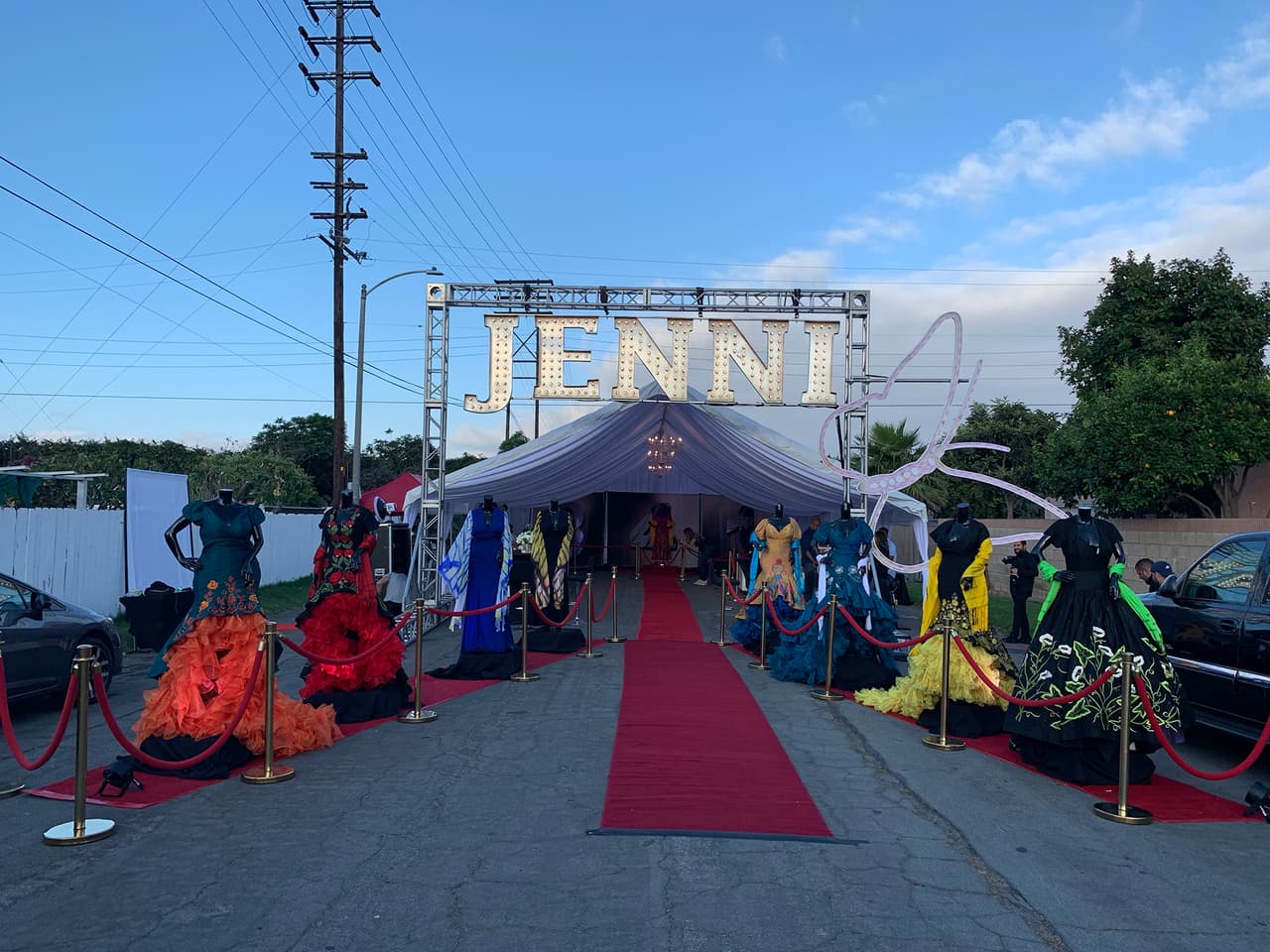 En un evento exclusivo para familiares y algunos seguidores de 'La Diva de la Banda', se presentó su último sencillo póstumo.