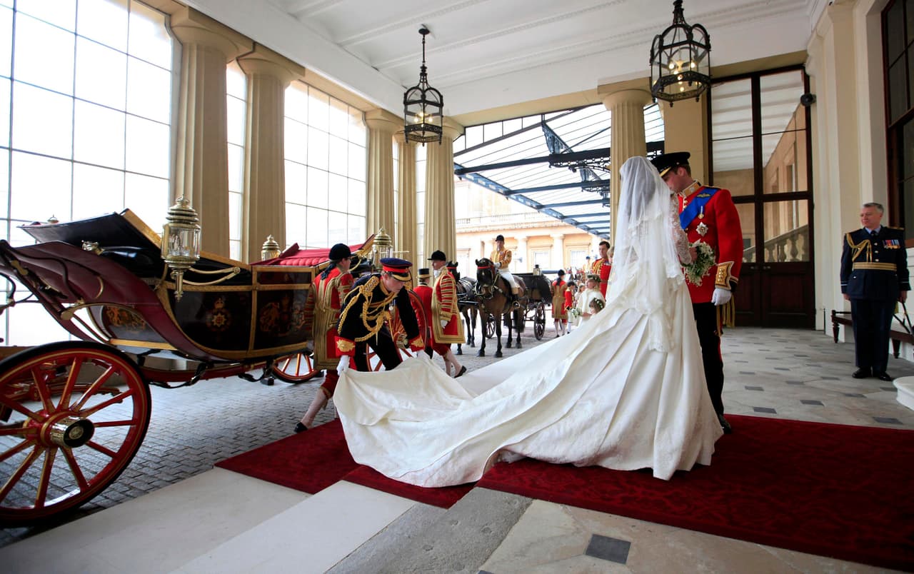 Para su boda en 2011 el príncipe William y Kate Middleton hicieron una elección muy distinta. La pareja real de esos días eligió la 
<b>1902 State Landau</b>.