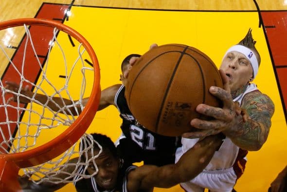 Habrá séptimo juego entre los Spurs y los Heat (30 fotos) ¡Locura total! Un juego electrizante, inolvidable, donde ambos equipos dieron una demostración inolvidable en el American Airlines Arena, manteniendo en vilo a los fanáticos en San Antonio y en Miami, primero durante los 48 minutos regulares y después en los 5 minutos de OT. .Tim Duncan, con una clásica demostración durante todo el partido, anotó más tantos en la primera mitad que la combinación de los 3 de Miami, Wade-James-Bosh 25/21, facilitando que los Spurs dominaran al Heat hasta comenzar el cuarto período, cuando Miami llevo a cabo un cambio de jugadores. Cuando solo faltaban 5 segundos para coronarse campeones los San Antonio Spurs, el incomparable Ray Allen empató el partido con un tiro de 3 puntos, forzando el OT. Con 1:43 en el reloj, LeBron James (triple/doble, 32 puntos, 11 asistencias y 10 rebotes) encaramó al Heat 101-100, y al concluir el OT, de nuevo Allen realizó una formidable jugada defensiva, dando dos puntos más al Heat, que terminó, a pesar de los umpires y para desconcierto de los comentaristas que daban el cetro a San Antonio, 103-101 sobre los Spurs. .