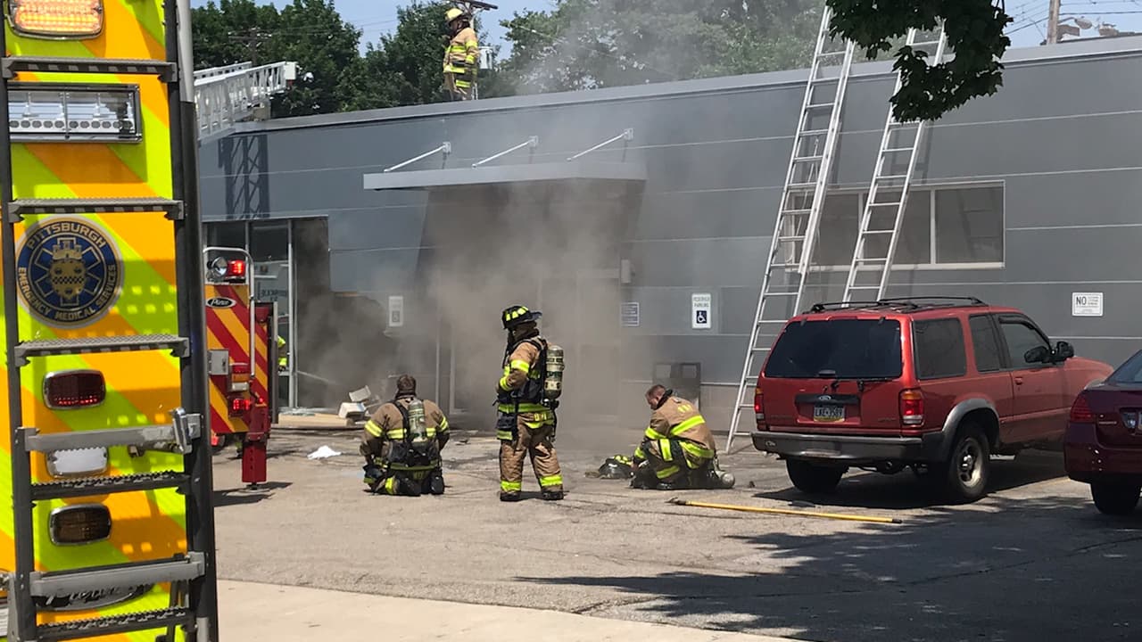 Mueren tres personas en choque de vehículo contra edificio en Pittsburgh