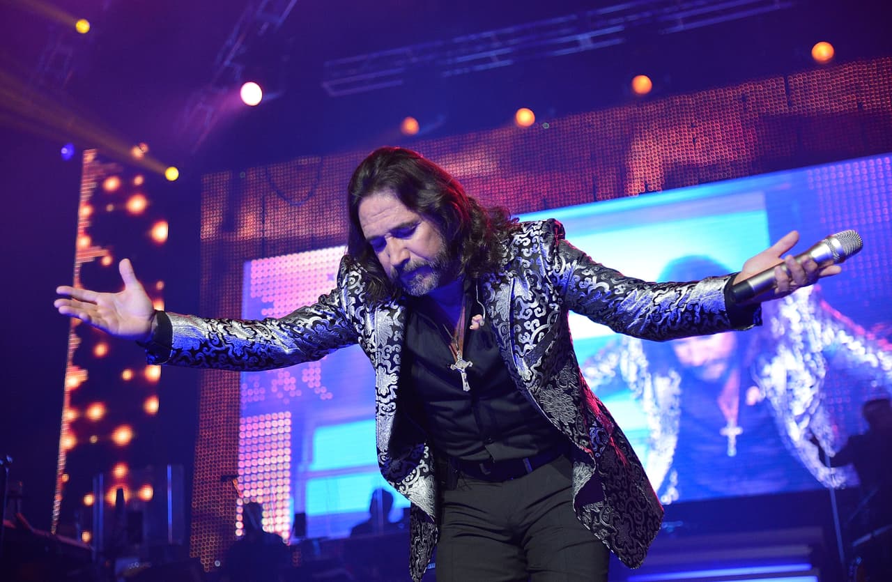 Solís lanzó su segundo disco como solista en 1997 al que simplemente llamó "Marco Antonio Solís", del que se desprendió el tema "La venia bendita", que ocupó durante más de 25 semanas el primer lugar de popularidad en Estados Unidos.