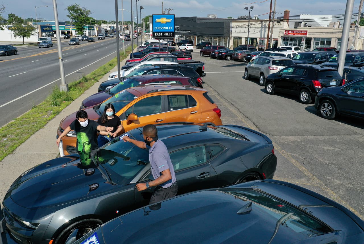 Un vendedor de una tienda de autos atiende clientes en Freeport, Nueva York, el 10 de junio. Las ventas de vehículos aumentaron más de lo que previsto, lo que a su vez impulsó el consumo de gasolina, aseguró Hoyt. 
<br>