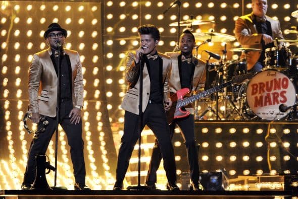 La ceremonia de los premios GRAMMY se volvió emotiva al recordar a la cantante Whitney Houston.