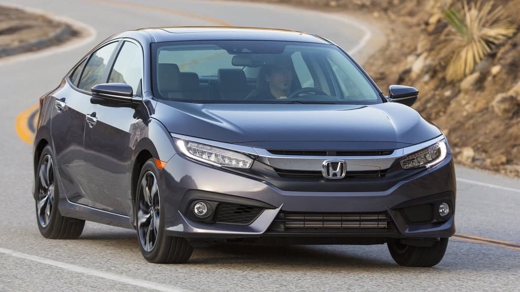 <b>2. <a href="http://www.univision.com/noticias/a-bordo/en-video-la-nueva-version-hatchback-del-popular-honda-civic-video" target="_blank">Honda Civic 2017</a></b>: El legendario compacto de Honda es espacioso, cómodo, tiene un manejo muy divertido, es eficiente y llegó como modelo totalmente nuevo para 2017. Su 
<b>precio inicial de 18,740 dólares</b> incluye camara retrovisora multiangular con guías de trayecto, conectividad Bluetooth, el paquete de sistemas de seguridad activa Honda Sensing.