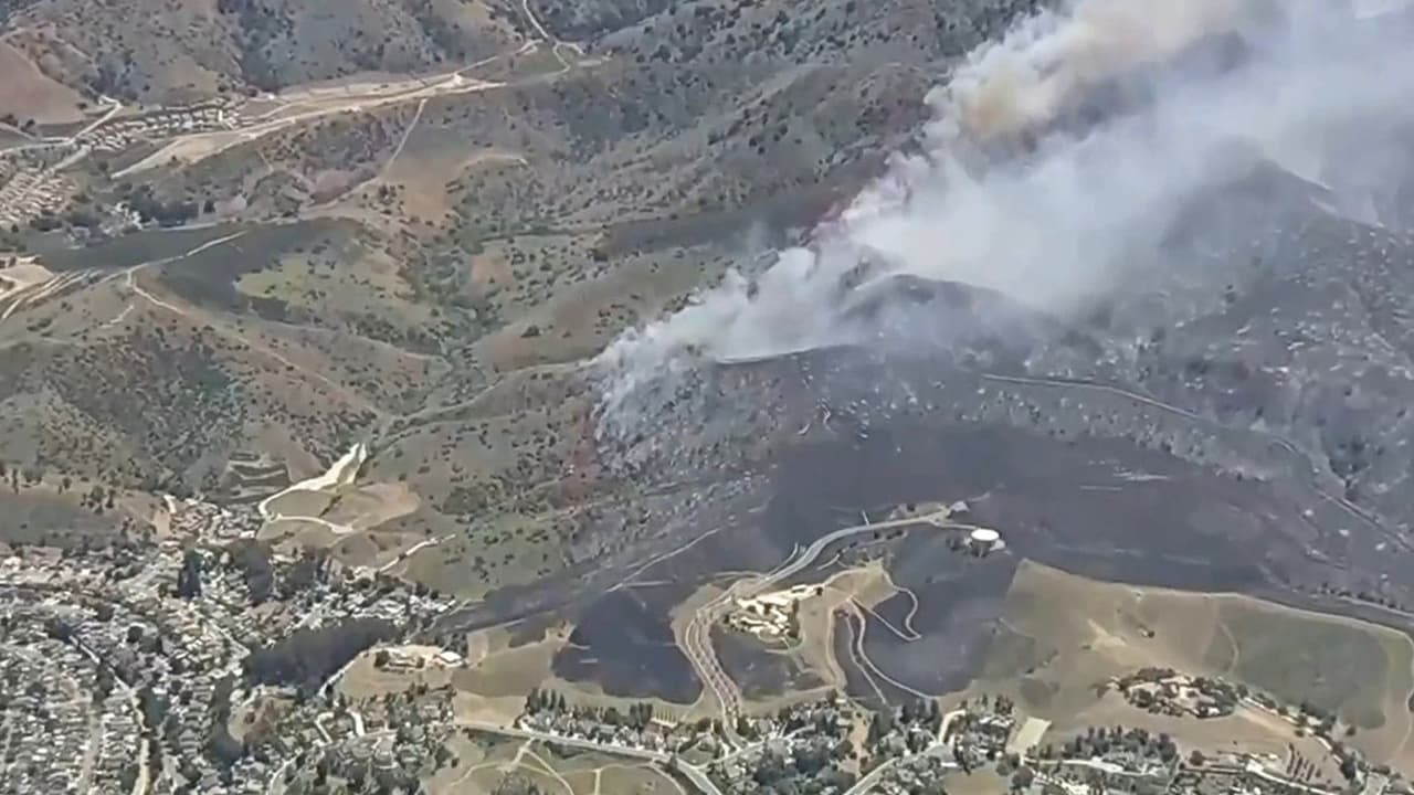 Así se ve desde el aire incendio en Simi Valley y que provoca evacuaciones en California