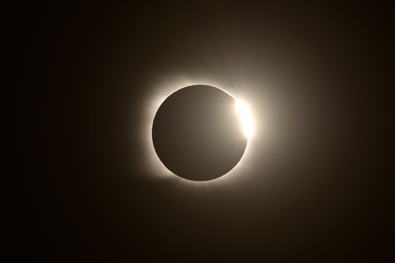El efecto de 'anillo de diamantes' se observa durante el eclipse solar total de Villa Chocón, provincia de Neuquén, Argentina, este 14 de diciembre de 2020.
<br>
<br>El fenómeno, que se pudo ver -en algún grado- en todo el país, fue observado con más precisión en la Patagonia, hasta donde se desplazaron turistas para poder apreciarlo, a pesar de las restricciones existentes a causa de la pandemia del coronavirus.