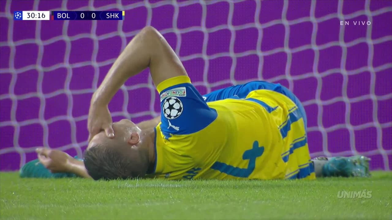 ¿Accidental? Arquero del Bologna da codazo a Danylo Sikan