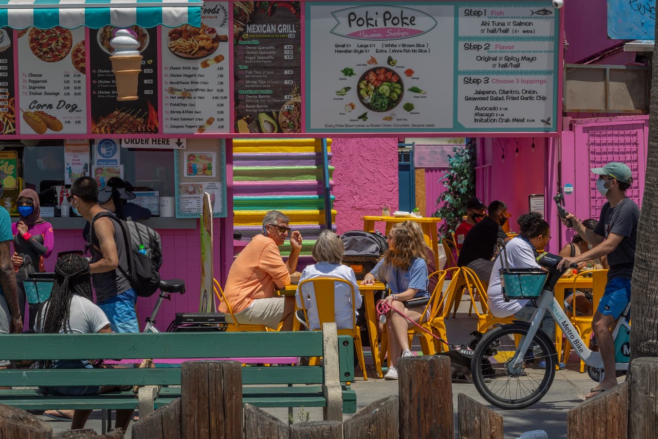 Sin embargo, durante el fin de semana de Memorial Day algunos establecimientos permitieron el uso de mesas en exteriores.