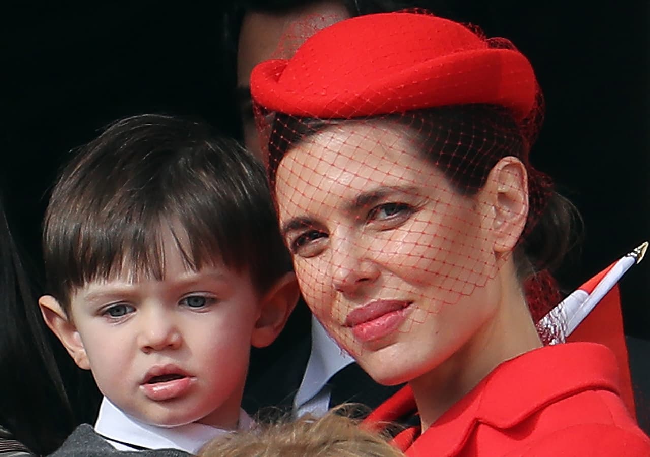 Raphäel Elmaleh es hijo de Carlota Casiraghi, quien a su vez es la segunda hija de la princesa Carolina de Mónaco.