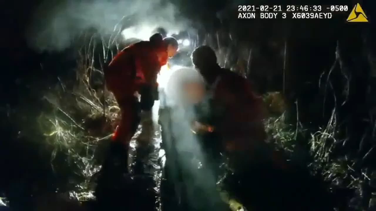 Audaz rescate: policías salvan a un adolescente de un pantano helado en Nueva Jersey