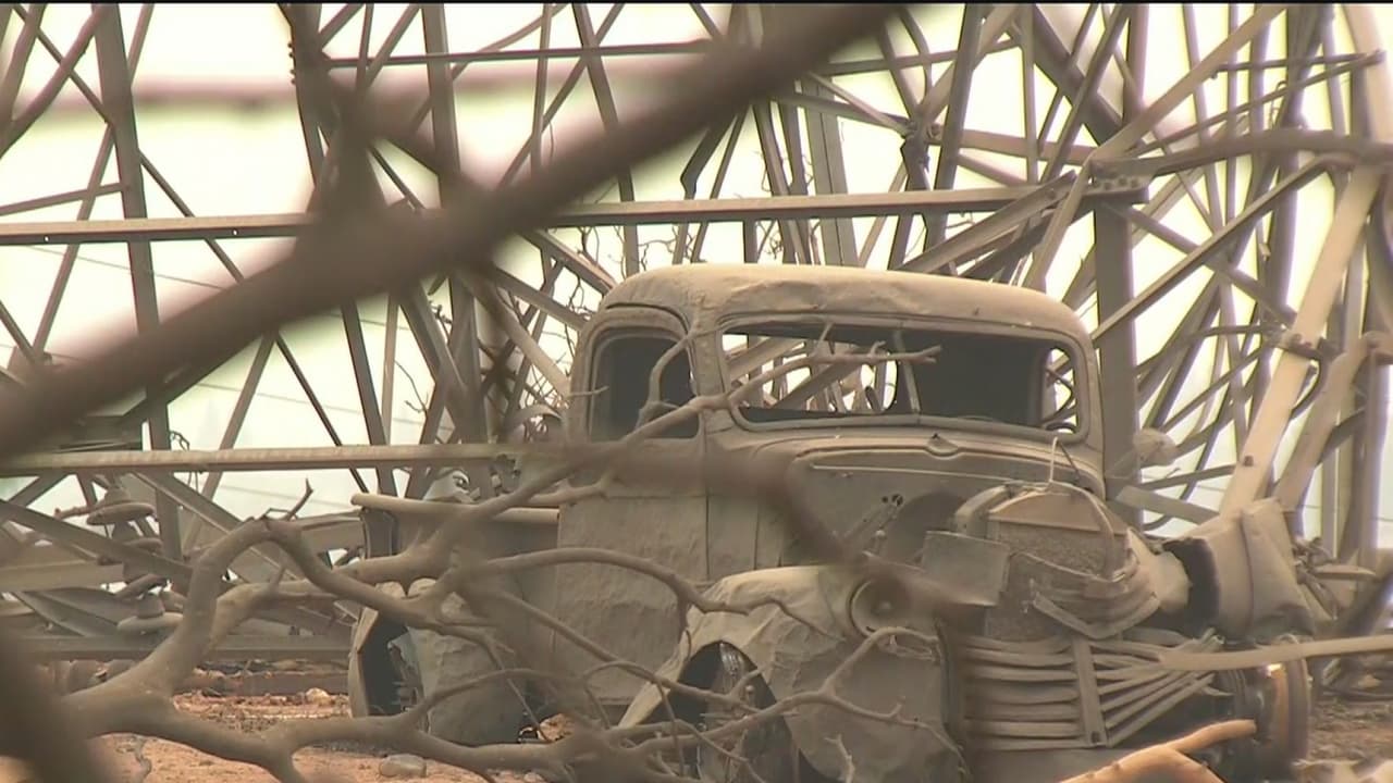 Familias regresan a sus hogares luego del paso de los incendios en el condado Shasta