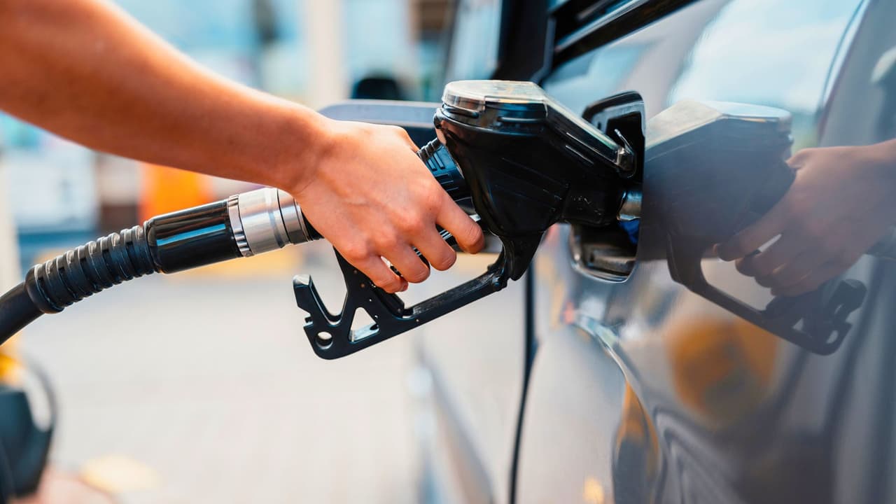 <h3 class="cms-H3-H3">Exportaciones de Texas a México</h3>
<br>
<b>Productos agrícolas: </b>Texas exporta una gran cantidad de productos agrícolas como carne de res, pescado y granos a México. De hecho, el 40% de las exportaciones agrícolas de Texas van a México. Marcas como “Blue Bell Creameries” (helados), “Tyson Foods” (pollo), y “Dean Foods” (productos lácteos) exportan gran parte de sus productos a México. Cambios en los aranceles podrían afectar el precio de estos productos. 
<br>
<b>Petróleo y gas:</b> México es un gran comprador de petróleo y gas de Texas. Si los aranceles afectan el comercio de estos productos, podría aumentar el precio de la gasolina por galón en Texas, lo que afectaría a los consumidores y a las empresas que dependen de los combustibles. Marcas como “ExxonMobil” y “Chevron” exportan grandes cantidades de productos petroquímicos y gasolina desde Texas a México.